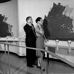 Richmond Times-Dispatch, Couple looking at map at the Richmond Civil War Centennial Center, Richmond, Virginia, c. 1965. Courtesy of the Valentine Richmond History Center. Richmond Times-Dispatch, Couple looking at map at the Richmond Civil War Centennial Center, Richmond, Virginia, c. 1965. Courtesy of the Valentine Richmond History Center.
