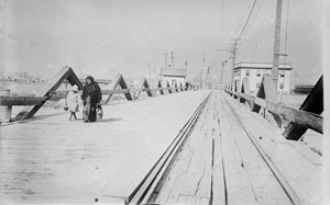 El Paso to Juarez bridge, c. 1915. Courtesy of the Bain Collection, Library of Congress, LC-B2-2964-12. El Paso to Juarez bridge, c. 1915. Courtesy of the Bain Collection, Library of Congress, LC-B2-2964-12.