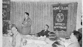 Photographer unknown, Kiwanis Club meeting in Sun Valley, Los Angeles, in Tengoku Amerika, Jigoku Amerika, 59. Photographer unknown, Kiwanis Club meeting in Sun Valley, Los Angeles, in Tengoku Amerika, Jigoku Amerika, 59.