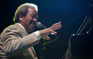 Guillaume Laurent, Allen Toussaint at Jazz à Juan, Juan-les-Pins, France, 2009. Guillaume Laurent, Allen Toussaint at Jazz à Juan, Juan-les-Pins, France, 2009.