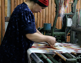 Mary E. Frederickson, Tying ends, Margilan, Uzbekistan, 2006. Mary E. Frederickson, Tying ends, Margilan, Uzbekistan, 2006.