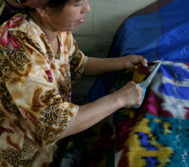 Mary E. Frederickson, Quality control, Margilan, Uzbekistan, 2006. Mary E. Frederickson, Quality control, Margilan, Uzbekistan, 2006.