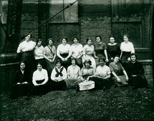Female mill workers at Fulton Bag and Cotton Mills, Atlanta, Georgia, 1915. Female mill workers at Fulton Bag and Cotton Mills, Atlanta, Georgia, 1915.