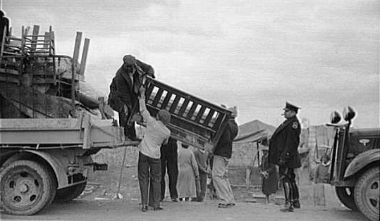 Arthur Rothstein, State highway officials moving evicted sharecroppers away from roadside to area between the levee and the Mississippi River, New Madrid County, Missouri, January 1939, FSA-OWI Collection, Library of Congress, LC-USF33- 002932-M2. Arthur Rothstein, State highway officials moving evicted sharecroppers away from roadside to area between the levee and the Mississippi River, New Madrid County, Missouri, January 1939, FSA-OWI Collection, Library of Congress, LC-USF33- 002932-M2.