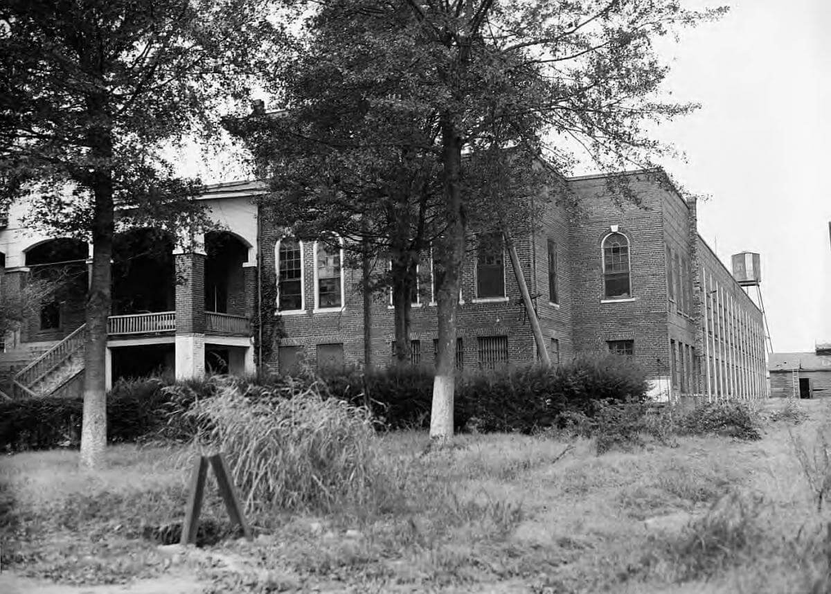 Milledgeville and Tattnall Prisons, Georgia State Prison Farm, Milledgeville, Georgia., 1940.  Photograph by Lane Brothers Commercial Photographers. Courtesy of Georgia State University Library, Photographic Collection, Special Collections and Archives, Lane Brothers Commercial Photographers Photographic Collection, 1920-1976, digitalcollections.library.gsu.edu/cdm/ref/collection/lane/id/4891. Milledgeville and Tattnall Prisons, Georgia State Prison Farm