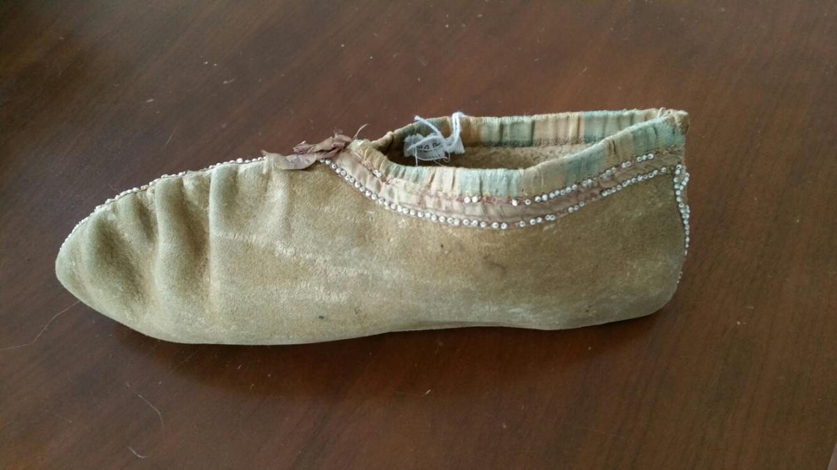 Cherokee moccasin, ca. 1830. Courtesy of Chieftains Museum/Major Ridge Home. Image provided by Sarah H. Hill. Cherokee moccasin, ca. 1830. Courtesy of Chieftains Museum/Major Ridge Home. Image provided by Sarah H. Hill.