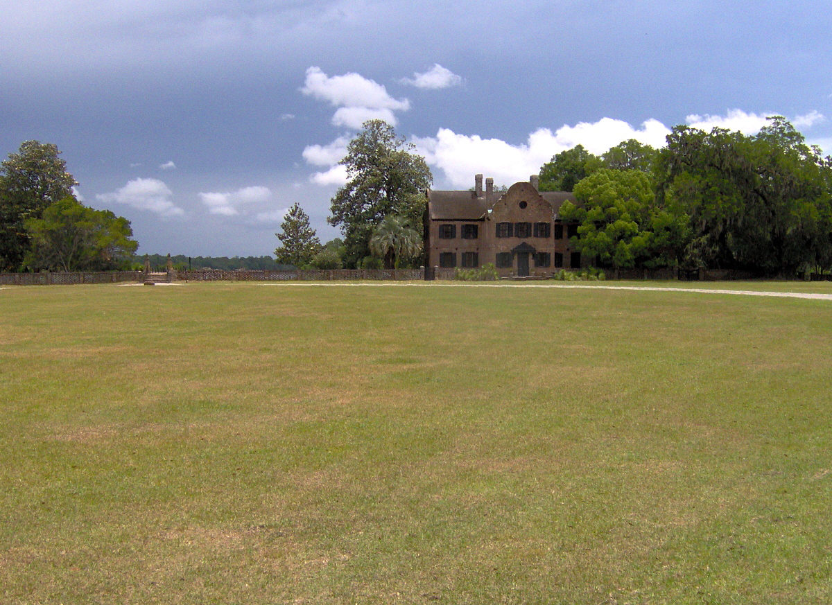 Distant view of Middleton Place, Charleston, South Carolina, 2007. Photograph by Brian Stansberry. Courtesy of Wikimedia Commons.