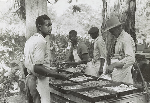 Marion Post Wolcott, Cooking a fried supper as a benefit picnic supper which is being given by St. Thomas church, near Bardstown, Kentucky, August 7, 1940. Library of Congress Prints and Photographs Division, FSA/OWI Collection, E 9026.