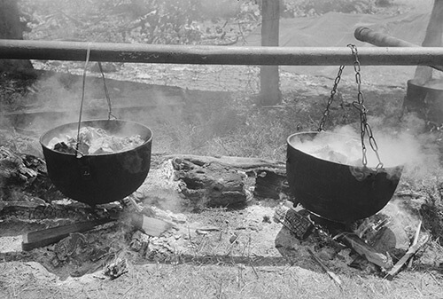 Marion Post Wolcott, Barbecuing beef and lamb for a benefit picnic supper on the grounds of St. Thomas' Church, near Bardstown, Kentucky, August 7, 1940. Library of Congress Prints and Photographs Division, FSA/OWI Black & White Negatives Collection, LC-USF33-030968-M5.