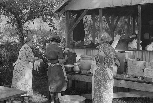 Marion Post Wolcott, Parishoners preparing food for a benefit picnic supper on the grounds of St. Thomas Church, near Bardstown, Kentucky, August 7, 1940. Library of Congress Prints and Photographs Division, FSA/OWI Black & White Negatives Collection,LC-USF33-030983-M5.