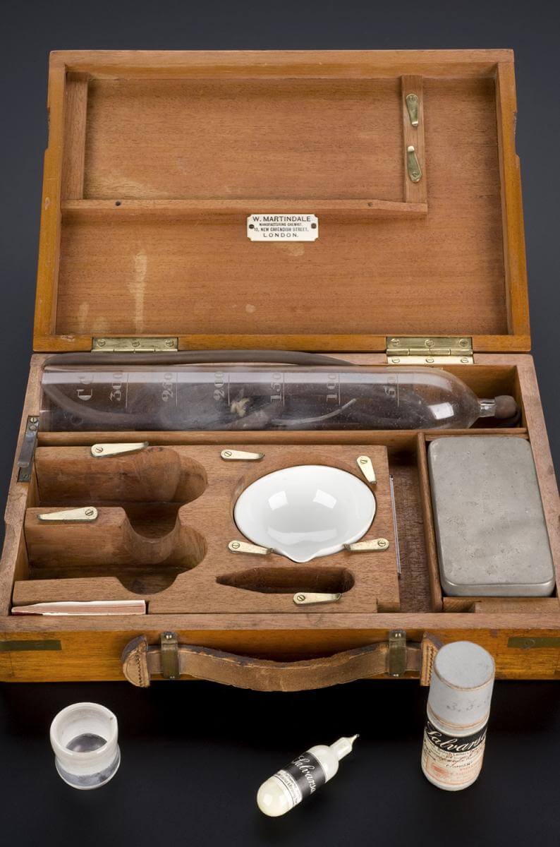 Salvarsan treatment kit for syphilis, Germany, ca. 1909. Photo by the Wellcome Trust Wellcome Images. Courtesy of Wikimedia Commons. Creative Commons license CC BY 4.0 Salvarsan treatment kit for syphilis, Germany, ca. 1909. Photo by the Wellcome Trust Wellcome Images. Courtesy of Wikimedia Commons. Creative Commons license CC BY 4.0