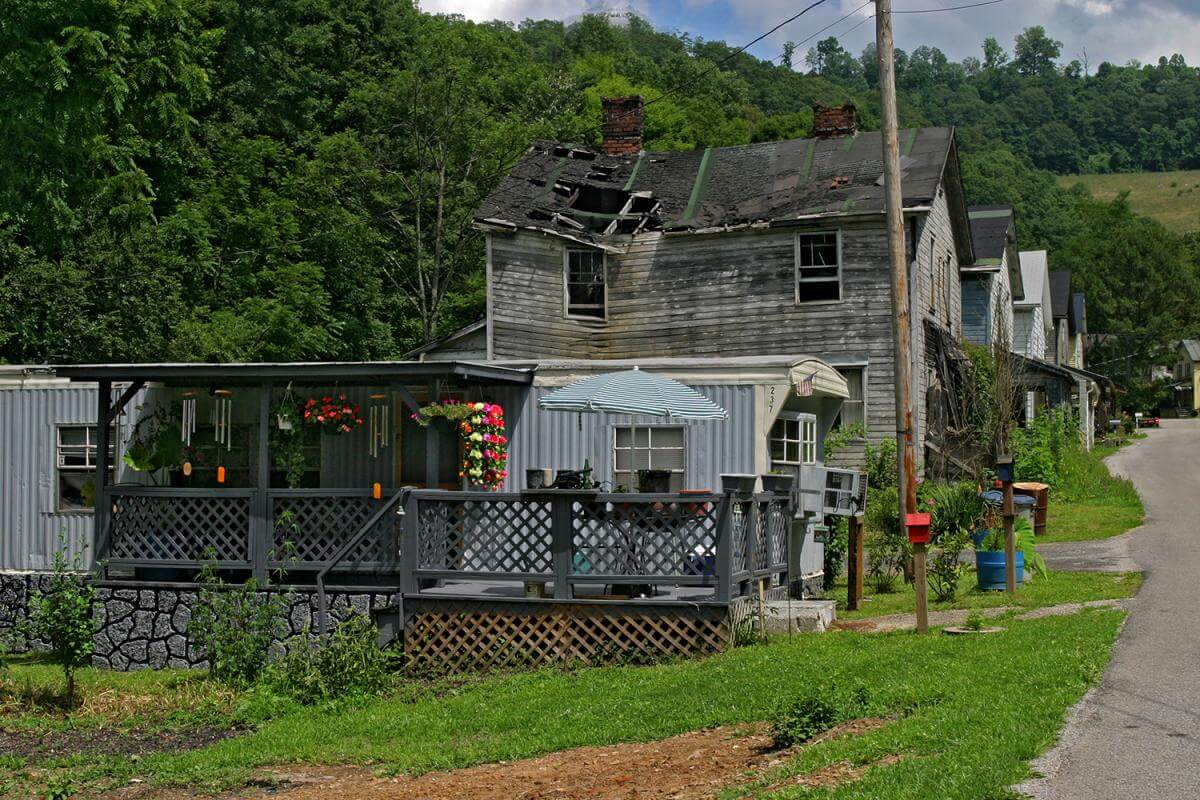 Aging coal company houses are being replaced by mobile homes throughout the region. McRoberts, KY, 2005. Aging coal company houses are being replaced by mobile homes throughout the region. McRoberts, KY, 2005.