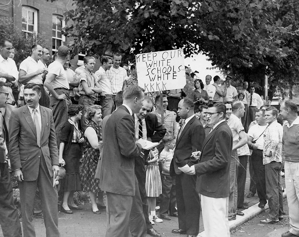 Protesters, reporters, and plainclothes police in front of Glenn Elementary, Nashville, TN, September 1957. © Nashville Public Library. Protesters, reporters, and plainclothes police in front of Glenn Elementary, Nashville, TN, September 1957. © Nashville Public Library.