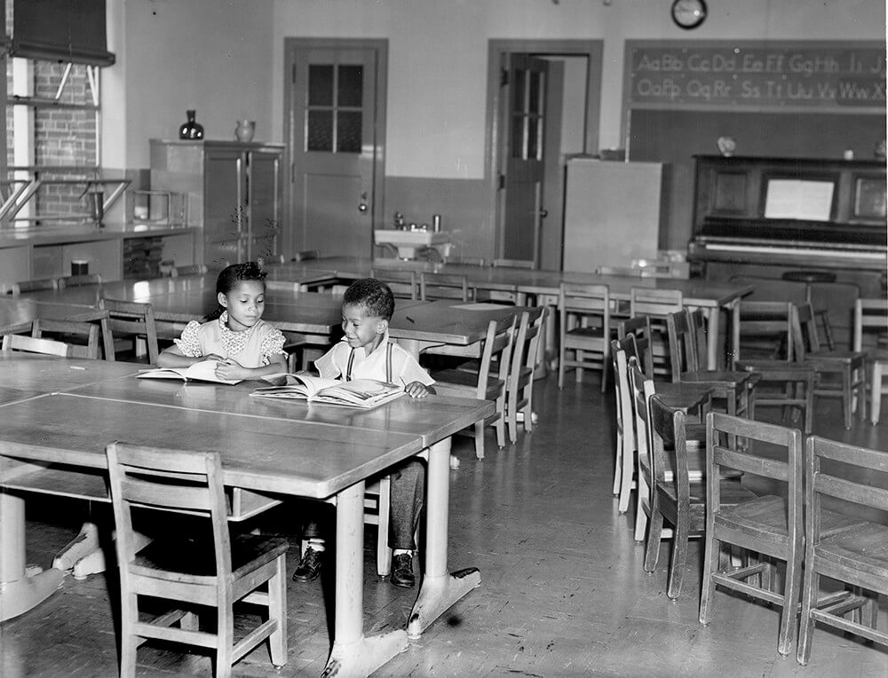 Linda McKinley and Charles E. Ridley at Fehr Elementary School, Nashville, TN, September 1957. © Nashville Public Library. Linda McKinley and Charles E. Ridley at Fehr Elementary School, Nashville, TN, September 1957. © Nashville Public Library.