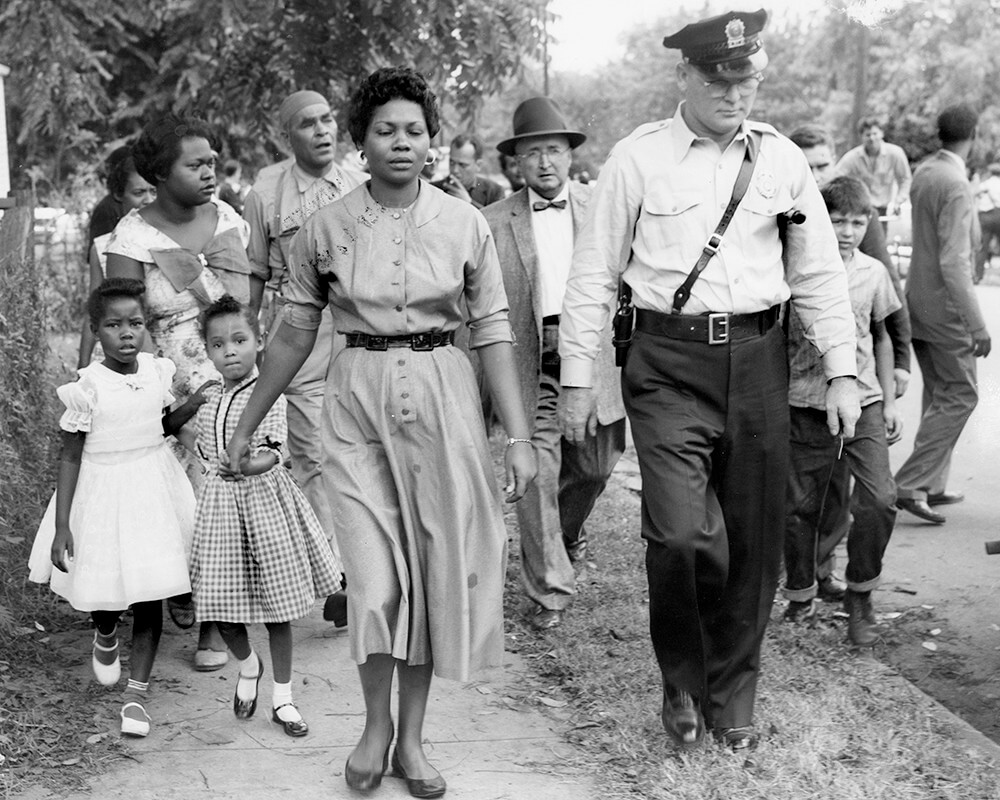 Linda McKinley and Rita Buchanan hold hands as Grace McKinley walks ahead and supporters walk behind, Nashville, TN, September 1957. © Nashville Public Library. Linda McKinley and Rita Buchanan hold hands as Grace McKinley walks ahead and supporters walk behind, Nashville, TN, September 1957. © Nashville Public Library.