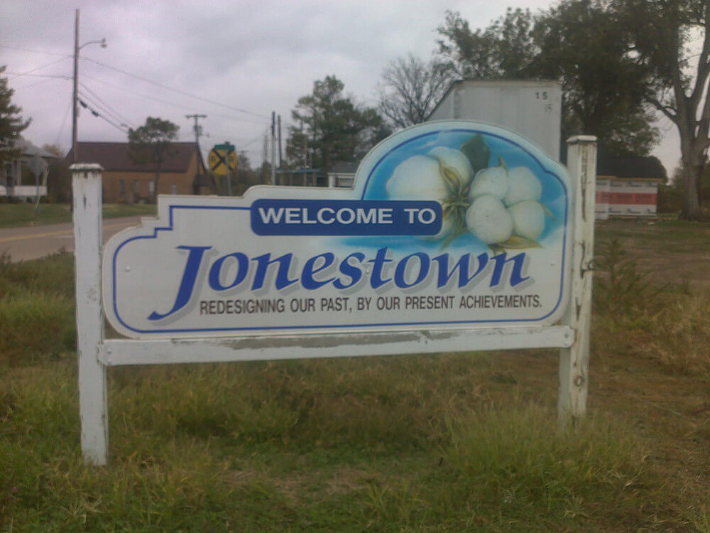 Jonestown, Mississippi Welcome Sign. Photograph by Wikimedia Commons user chillin662. Courtesy of Wikimedia Commons user chillin662, CC BY-SA 3.0. Jonestown, Mississippi Welcome Sign, November 4, 2011. Photograph by Wikimedia Commons user chillin662. Creative Commons license CC BY-SA 3.0.
