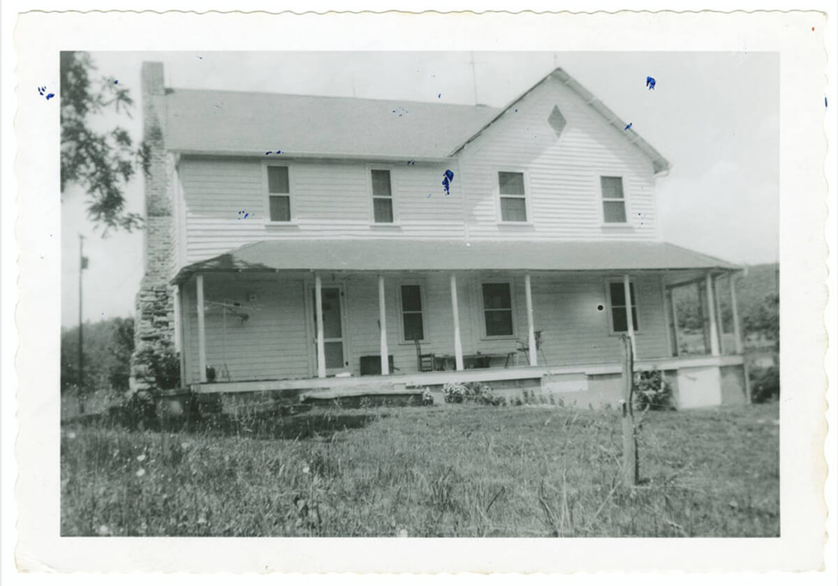 Home of Chang and Eng Bunker, Wilkes County, North Carolina, ca. 1930–1950. Photograph by unknown creator. Courtesy of the Southern Historical Collection, Louis Round Wilson Special Collections Library, University of North Carolina at Chapel Hill. Home of Chang and Eng Bunker, Wilkes County, North Carolina, ca. 1930–1950. Photograph by unknown creator. Courtesy of the Southern Historical Collection, Louis Round Wilson Special Collections Library, University of North Carolina at Chapel Hill.