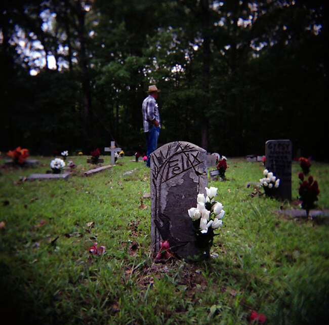 Jere Alexander, Felix, Coon hound memorial graveyard, Colbert County, Alabama, 2005. Jere Alexander, Felix, Coon hound memorial graveyard, Colbert County, Alabama, 2005.