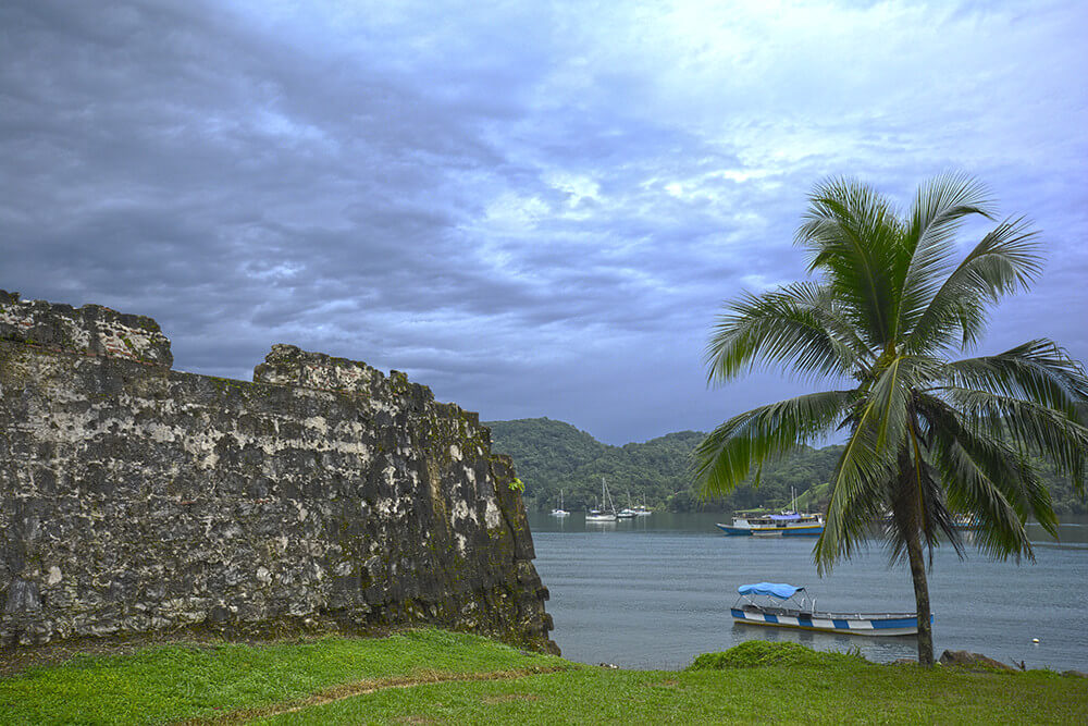 Wall of the Santiago de la Gloria Battery overlooking the Bay of Portobelo, Panama. Photograph by Wikimedia Commons user Gualberto 107. Courtesy of Gualberto107. CC BY-SA 3.0. Wall of the Santiago de la Gloria Battery overlooking the Bay of Portobelo, Panama. Photograph by Wikimedia Commons user Gualberto 107. Courtesy of Gualberto107. CC BY-SA 3.0.