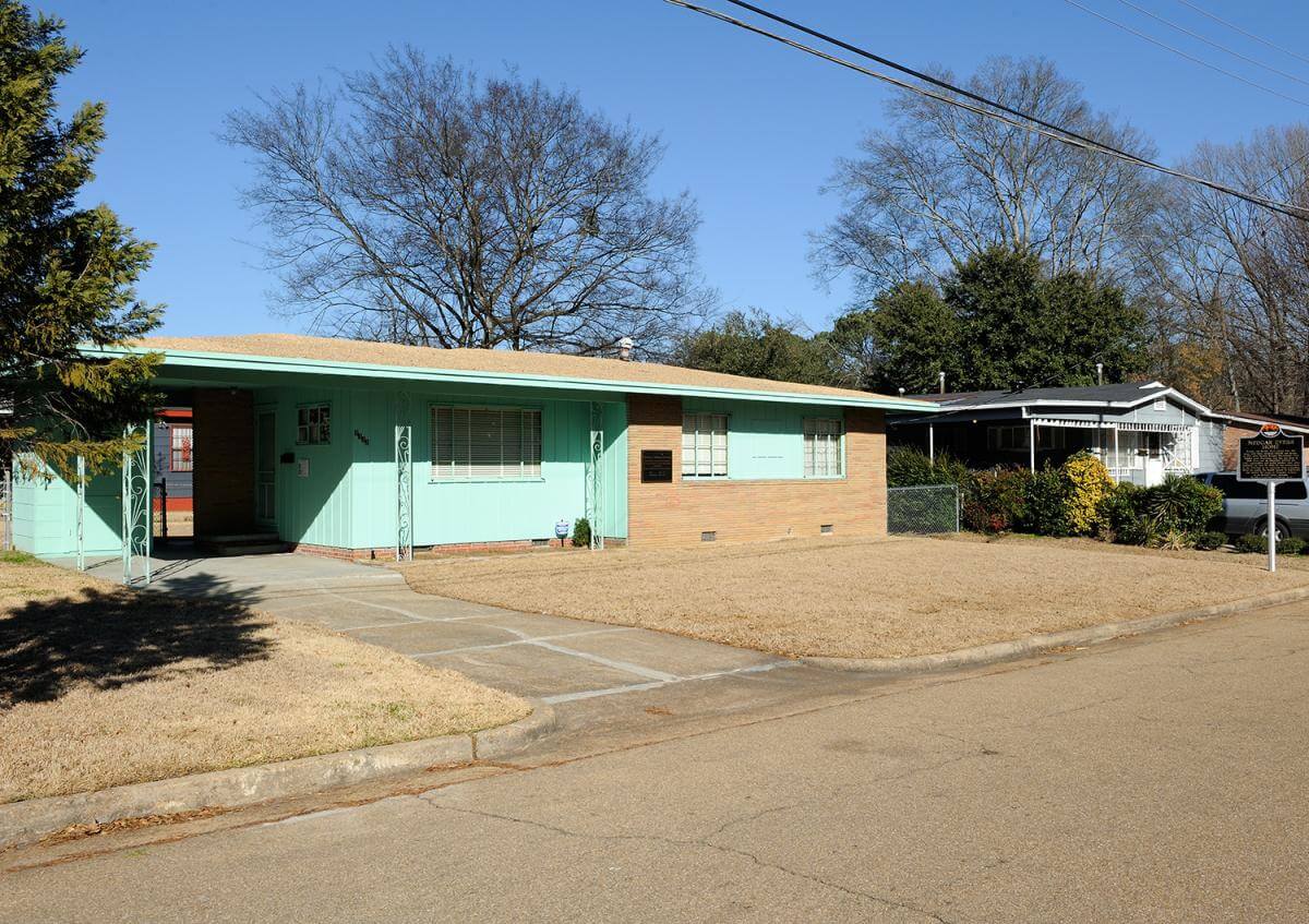 Former family home of Medgar Evers and location of his assassination in Jackson, Mississippi, January 27, 2014. Photograph courtesy of Flickr user Tim Adams. Creative Commons license CC BY 2.0. Former family home of Medgar Evers and location of his assassination in Jackson, Mississippi, January 27, 2014. Photograph courtesy of Flickr user Tim Adams. Creative Commons license CC BY 2.0.