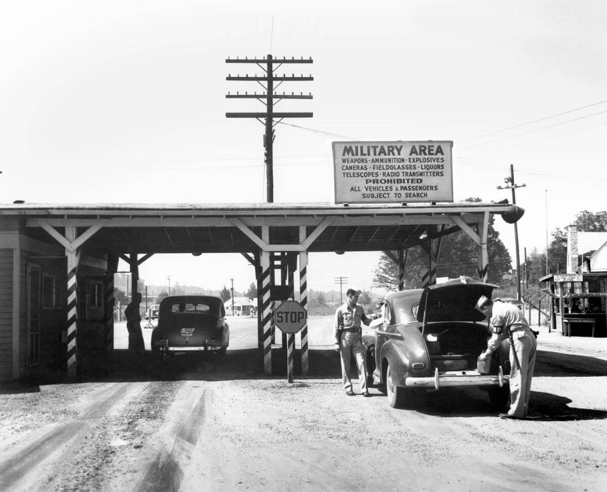 Elza gate entrance to Clinton Engineering Works, Oak Ridge, TN, ca. 1945. Photo by Ed Westcott. Courtesy of Wikimedia Commons. Image is in public domain. Elza gate entrance to Clinton Engineering Works, Oak Ridge, TN, ca. 1945. Photo by Ed Westcott. Courtesy of Wikimedia Commons. Image is in public domain.